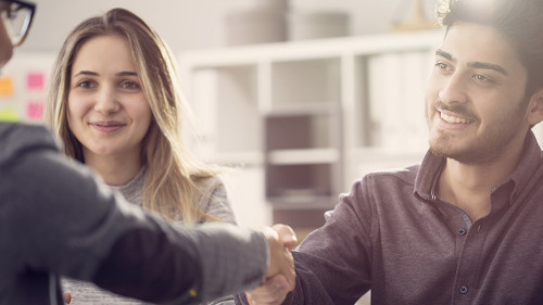 Paar-Berater-Handschlag-189343748-AS-sebra