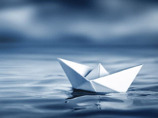 Papierboot-segeln-318275276-AS-Philip-Steury