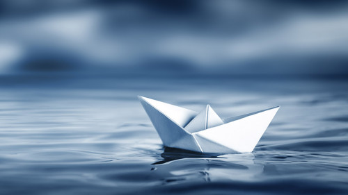 Papierboot-segeln-318275276-AS-Philip-Steury