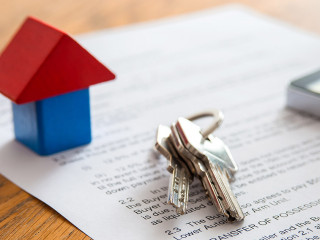 Holzhaus-Schluessel-109513779-AS-AB-Visual-Arts-