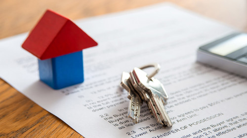 Holzhaus-Schluessel-109513779-AS-AB-Visual-Arts-