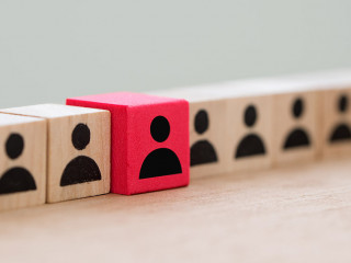 Holzbloecke-Koepfe-256094637-AS--Kenishirotie