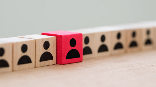 Holzbloecke-Koepfe-256094637-AS--Kenishirotie