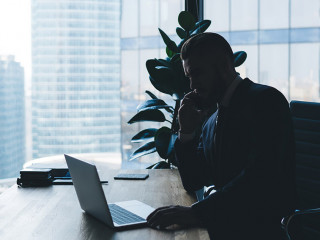 Geschaeftsmann-nachdenken-307860631-AS-BullRun