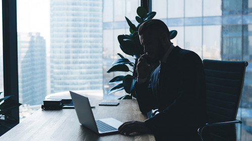 Geschaeftsmann-nachdenken-307860631-AS-BullRun