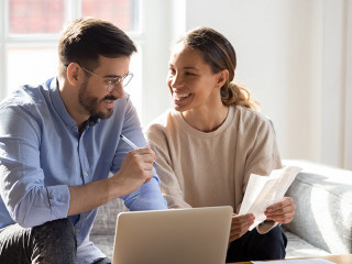 Paar-Laptop-Sofa-313448103-AS-fizkes