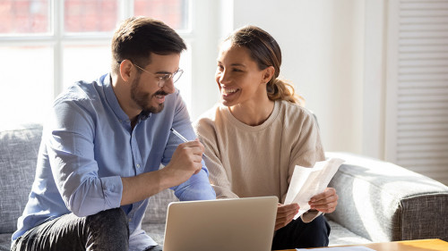 Paar-Laptop-Sofa-313448103-AS-fizkes