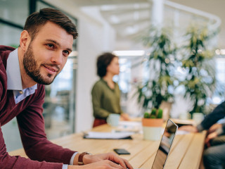 Buero-Mann-Laptop-212126240-AS-bernardbodo