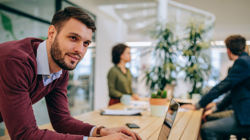 Buero-Mann-Laptop-212126240-AS-bernardbodo