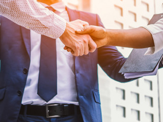 Handschlag-Anzugtraeger-191995635-AS-saksit