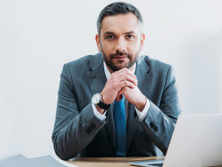 Anzugtraeger-Blick-Kamera-252883460-AS-LIGHTFIELD-STUDIOS