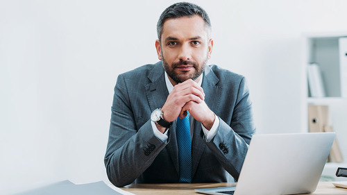 Anzugtraeger-Blick-Kamera-252883460-AS-LIGHTFIELD-STUDIOS