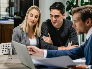 Junges-Paar-zuhause-274261520-AS-Drazen