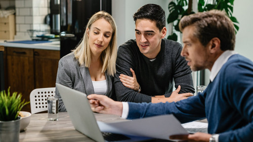 Junges-Paar-zuhause-274261520-AS-Drazen