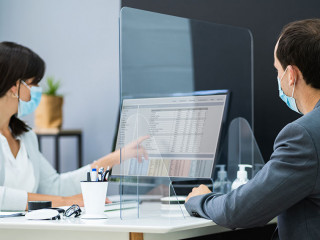 AnzugtraegerInnen-Trennscheibe-Masken-373208264-AS-Andrey-Popov