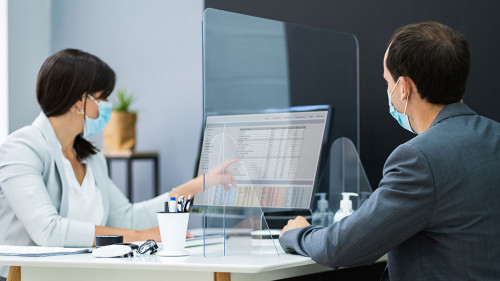 AnzugtraegerInnen-Trennscheibe-Masken-373208264-AS-Andrey-Popov