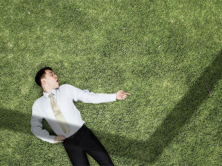 Anzugtraeger-Gras-Pfeil-230238506-AS-Sergey-Nivens