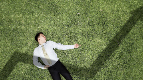 Anzugtraeger-Gras-Pfeil-230238506-AS-Sergey-Nivens