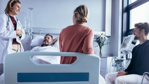 Aerztin-Familie-Krankenbett-178659970-AS-Jacob-Lund