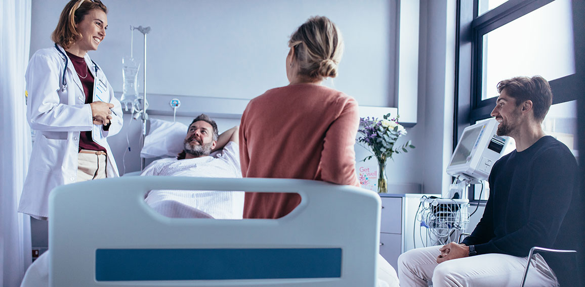 Aerztin-Familie-Krankenbett-178659970-AS-Jacob-Lund