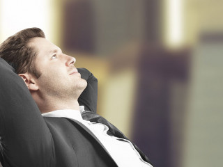 Anzugtraeger-entspannt-54870953-AS-peshkova