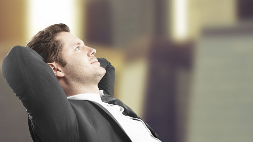 Anzugtraeger-entspannt-54870953-AS-peshkova