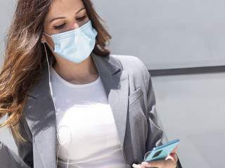 Frau-Maske-Smartphone-365499765-AS-Alfredo-López