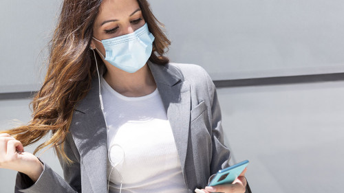 Frau-Maske-Smartphone-365499765-AS-Alfredo-López