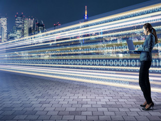 Frau-Datenstrom-Laptop-205158647-FO-metamorworks