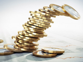 Kippender Stapel von Euromünzen im Closeup