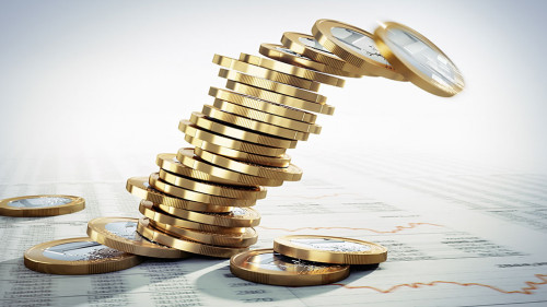 Kippender Stapel von Euromünzen im Closeup