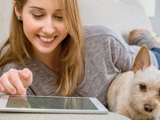 Frau-Tablet-Hund-843798-PB-PourquoiPas