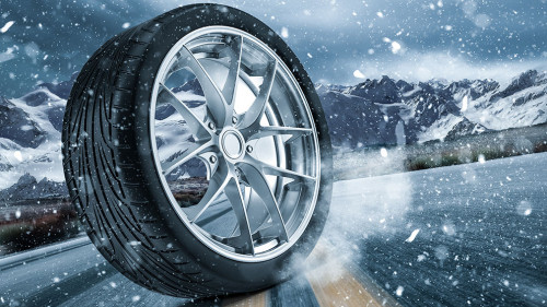 Winterreifen auf frostiger Fahrbahn