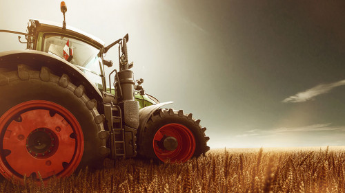 Traktor steht auf Getreidefeld