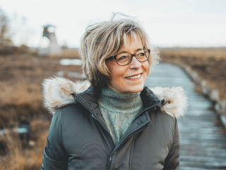 Glückliche Seniorin in der Natur