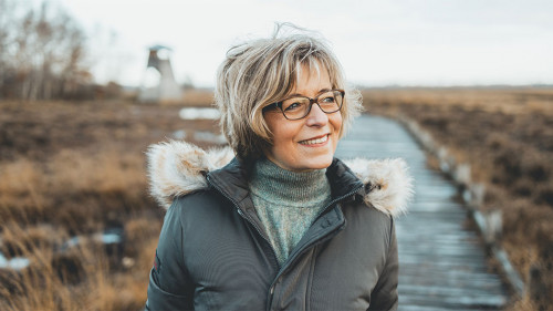 Glückliche Seniorin in der Natur