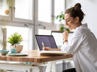 Frau-Homeoffice-410115591-AS-pikselstock