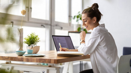 Frau-Homeoffice-410115591-AS-pikselstock