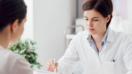 Doctor explaining diagnosis to the patient