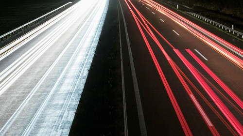 Lichtspuren auf der Autobahn bei Nacht