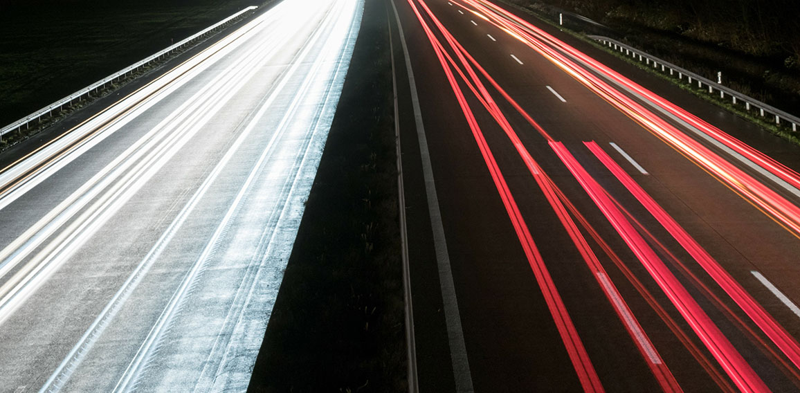 Lichtspuren auf der Autobahn bei Nacht