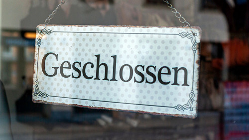 Schaufenster von Ladengeschäft mit Schild „Geschlossen“, in