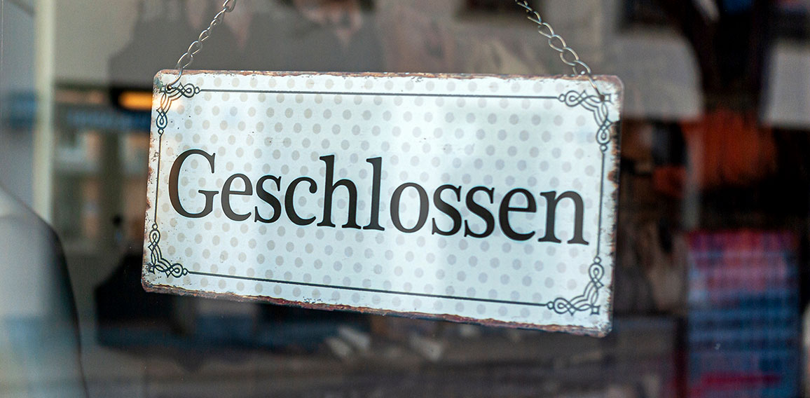 Schaufenster von Ladengeschäft mit Schild „Geschlossen“, in