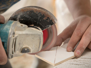 Detail Fliesenleger bei der Arbei