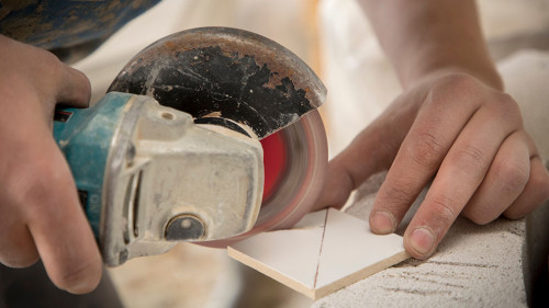 Detail Fliesenleger bei der Arbei