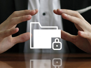 Mann schützt Daten mit Händen