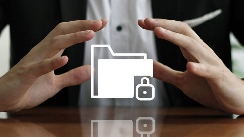 Mann schützt Daten mit Händen