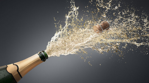 Champagner-Splash vor Grau 1