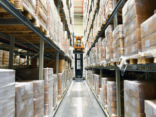Warenlager mit Hochregalen in einer Gewerbeimmobilie für Logist