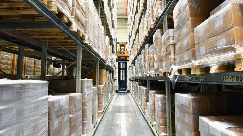 Warenlager mit Hochregalen in einer Gewerbeimmobilie für Logist